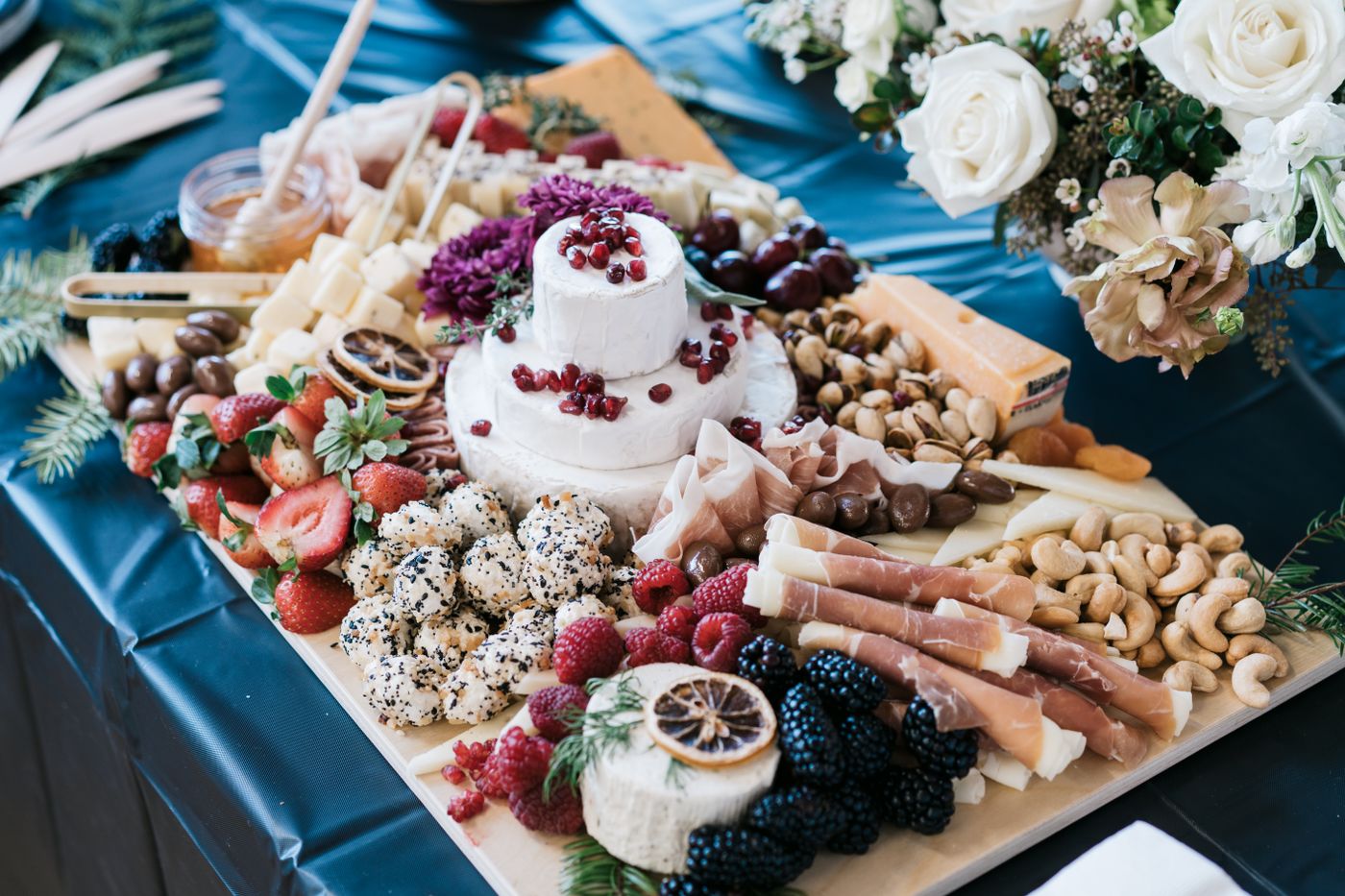 Una abundante tabla de quesos, frutas y carnes para compartir